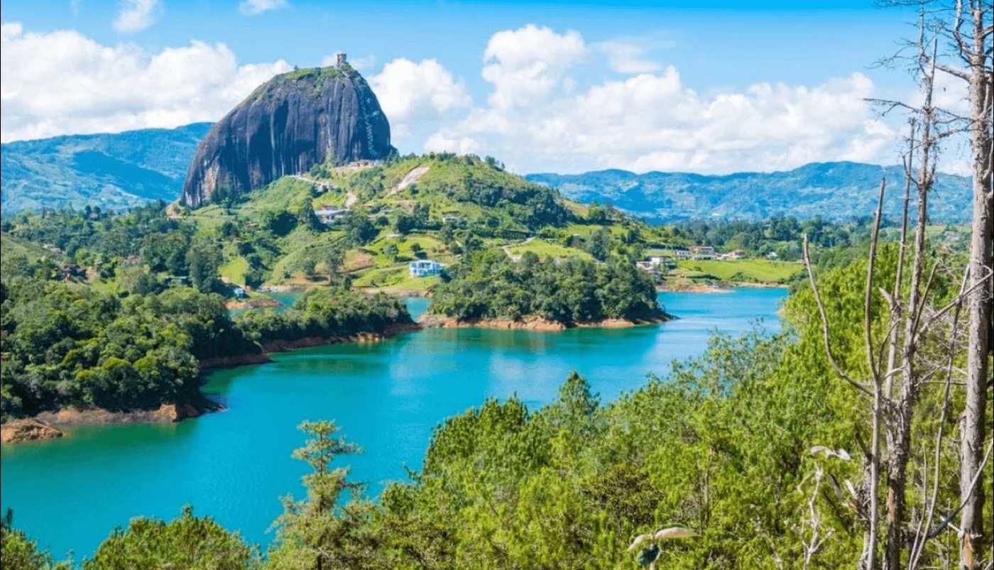 Paisaje colombiano de montaña y agua